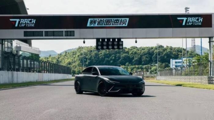 pg电子模拟器智己L7 全新 SP性能版上市！诠释何为电动时代巅峰驾控(图2)
