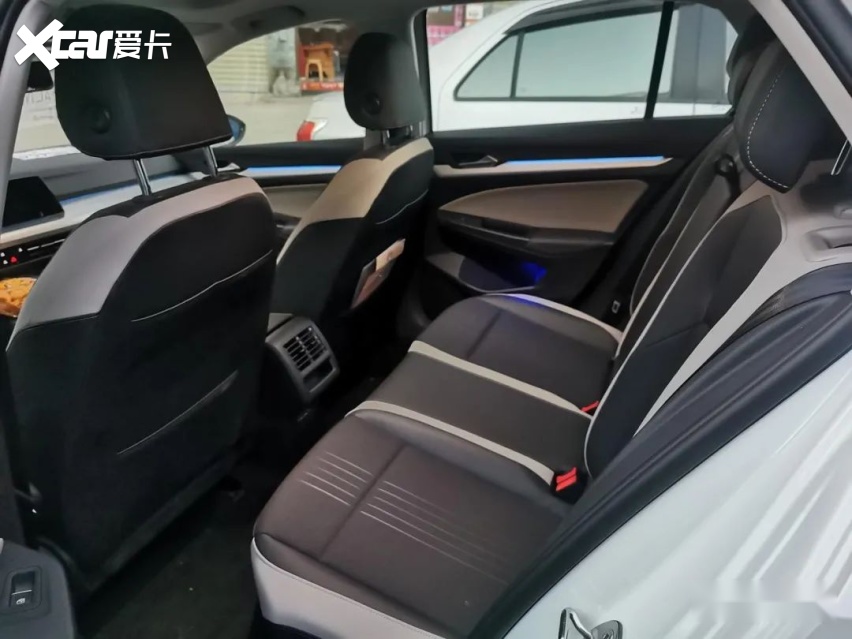 6711月9号提的高尔夫8白色中配pro据4s店的人说我是