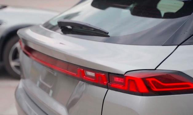 搭载1.5T/2.0T发动机 定位轿跑SUV 奔腾70S实车曝光