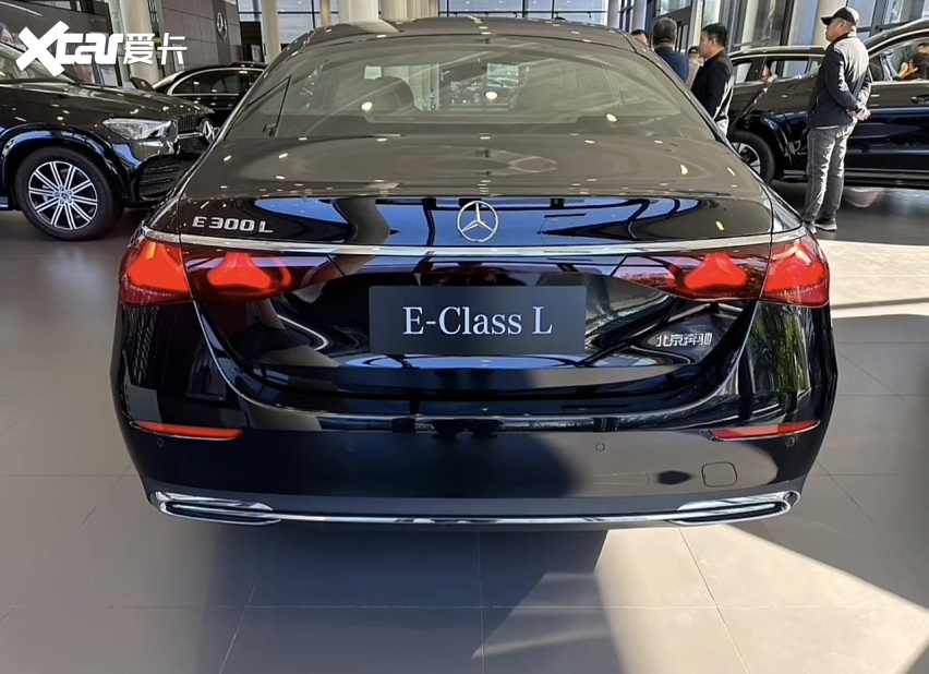 国产全新奔驰e级到店,尺寸加长更有气场,低配内饰依旧豪华