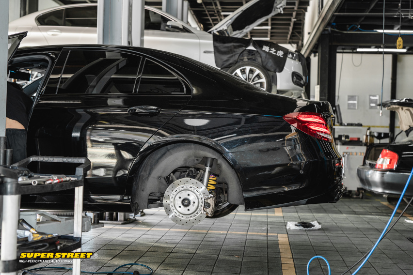 奔驰E级更换Brembo HP2000刹车片CZV打孔刹车盘