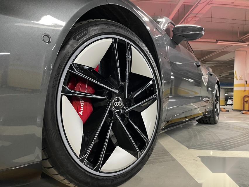 奥迪RS e-tron GT：纯电高性能GT的新标杆还是特斯拉的噩梦？