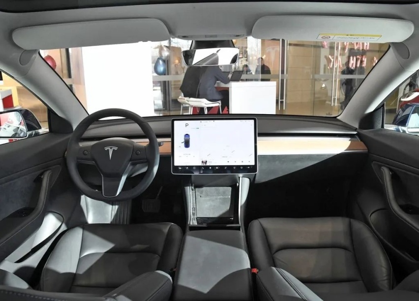 最高续航超600km，小鹏汽车P7和特斯拉Model 3谁
