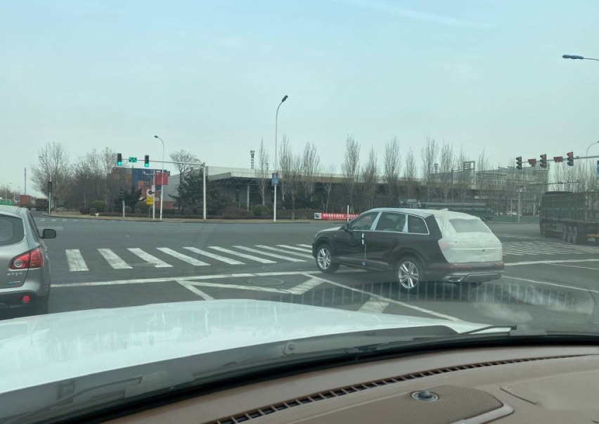 新款奥迪Q7到港实拍！尾灯造型依旧亮眼！