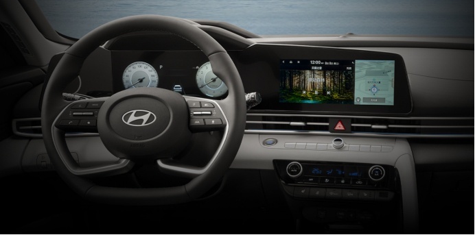 全新伊兰特的智能科技让A级车驾驶更加便捷舒适