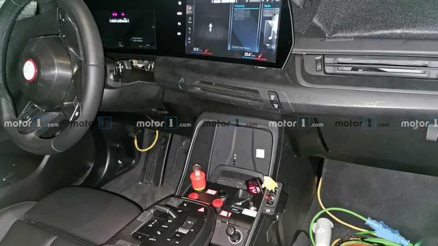 全新宝马2系多功能旅行车鼻孔更大 将搭载一体式双联屏