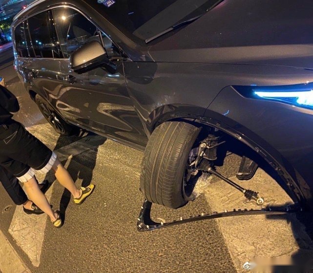 下山路上方向盘失灵，“500万以内最好的SUV”品控又翻车