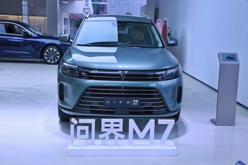 探店问界M7:舒适超百万级豪车，颜值与才华并驾齐驱