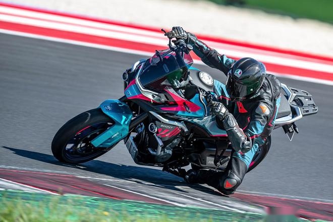 能下赛道输赢的ADV，春风800MT Sport R 赛道亮相