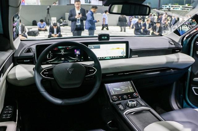 纯电紧凑级SUV哪吒U上市，四驱顶配补贴后售价不到20万
