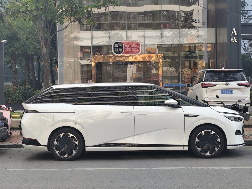 小鹏X9现身街头，长近5米3配冰箱+彩电，标配双腔空悬+后轮转向