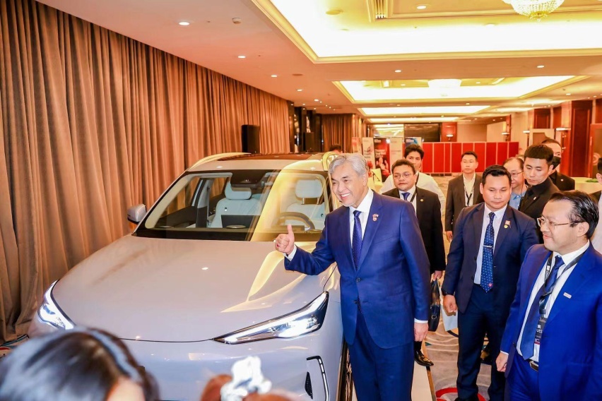 中国新能源汽车展现“全球车”气质！马来西亚副首相点赞吉利银河E5