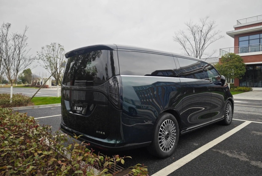 还看比亚迪腾势D9？吉利全新品牌MPV，车长超5.3m，8座
