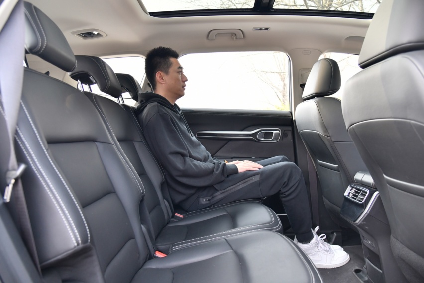 试驾吉利豪越 家用SUV空间大就是硬道理