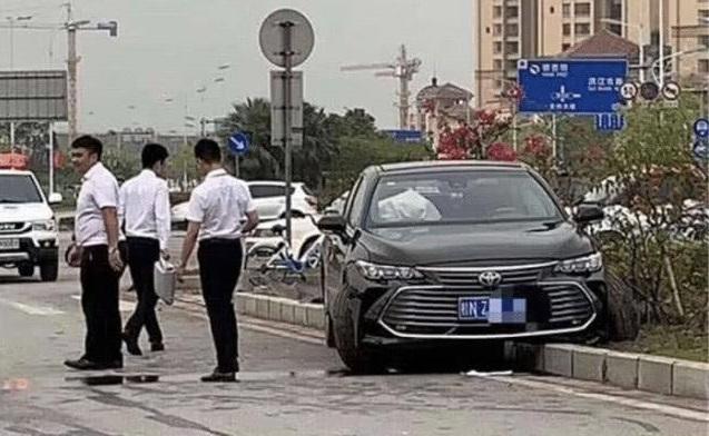 丰田亚洲龙国内首撞，骑上路沿疑似断轴？