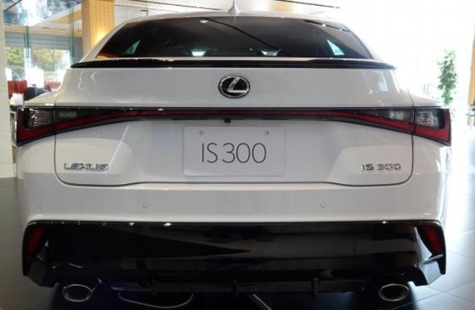 新知达人, 雷克萨斯IS TRD版实车 运动套装+下扩散器+2.5L混动