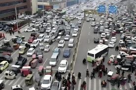 要疯了，为何春节期间五线城市豪车云集，比北上广还要堵？