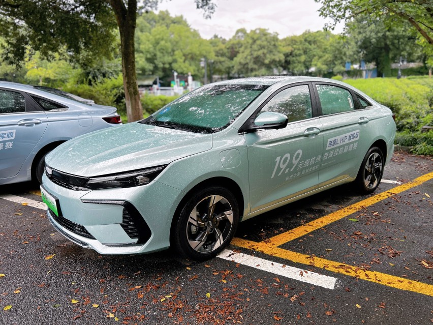 10万级插混，油耗仅3.8L，吉利帝豪L HiP冠军版：动力省油我全要