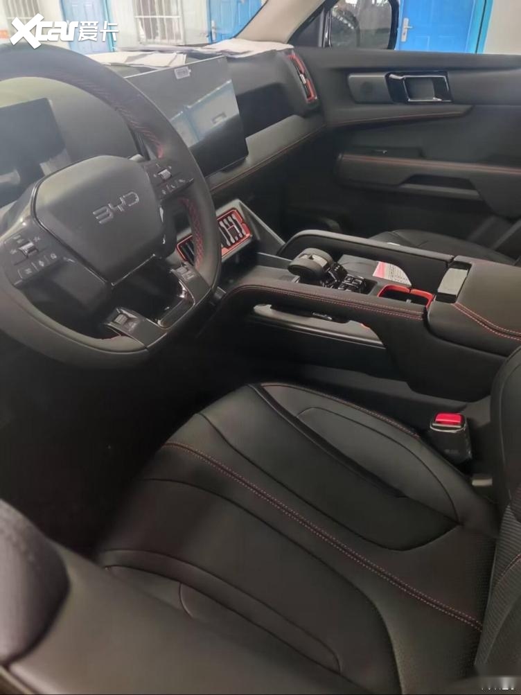 车身尺寸方面,比亚迪皮卡显得十分魁梧,饱满的车身线条和宽大的轮拱