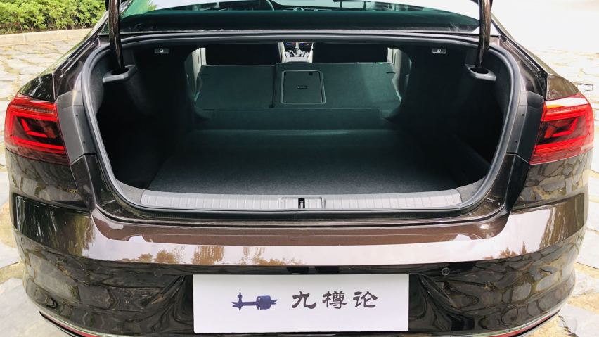 谁说这车是中年人专属？一汽大众迈腾明明是成功人士的低调