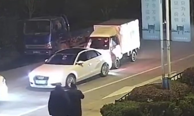 小货车追尾奥迪 夫妻间发生交通事故，保险怎么赔？
