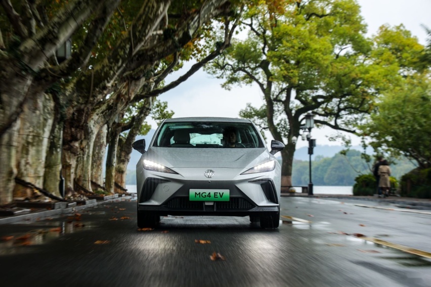 试驾体验 10万级的“全球车”MG4 EV：比比亚迪海豚好在哪？