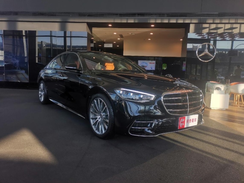 实拍奔驰S级S500L 4MATIC，车长超5米3，一坐进去就舍不得下