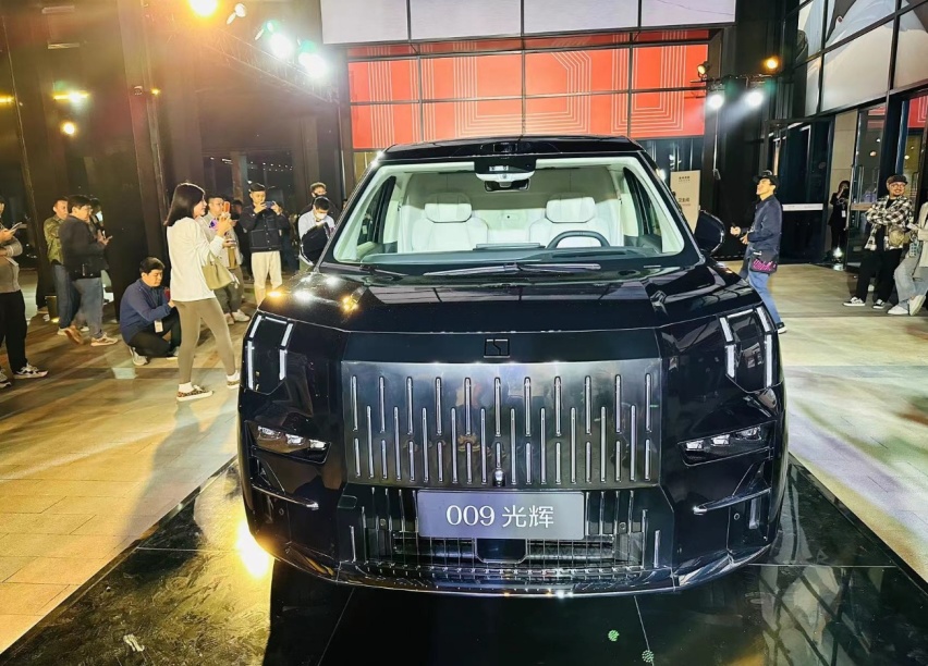 李书福称：“极氪009光辉”集中当前全世界最先进的技术