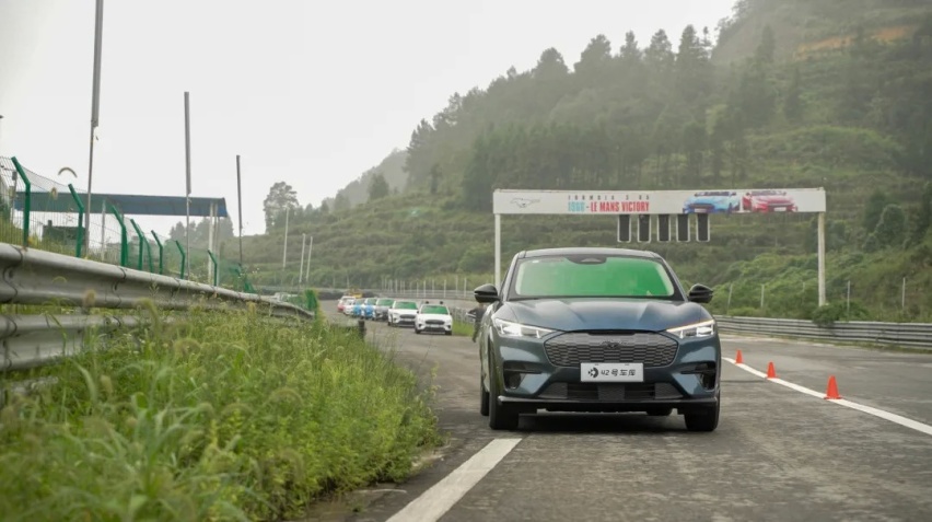 这是同价位唯一比 Model Y 好开的电动 SUV