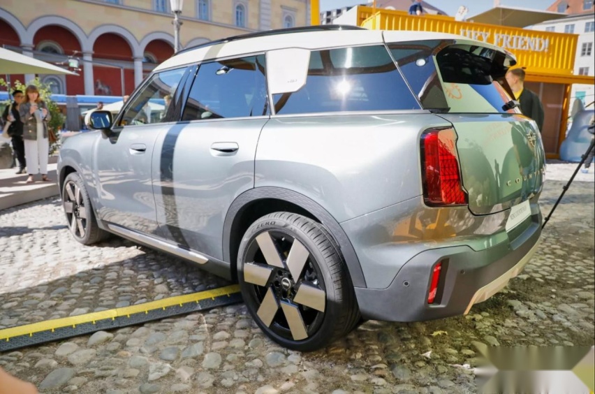 2024款MINI Countryman纯电动版，车重超2吨的“大”M