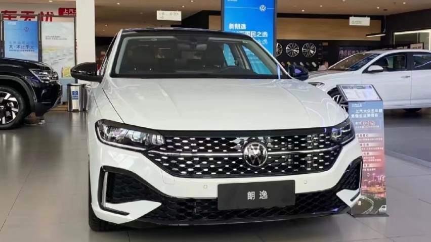 10万就有皮座椅和导航，新款秦PLUS：丐版比合资中高配还值？