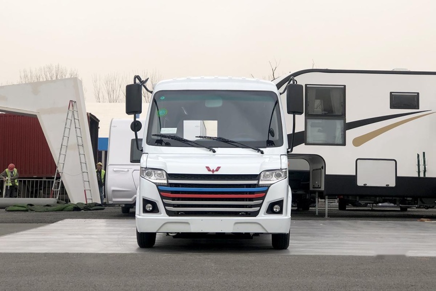 客厅、卧室、厨房、厕所一应俱全，售15.8万，带你看五菱Q500房车