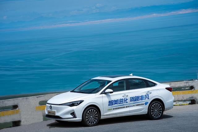 有颜又有料 逸动再进化 青海湖试驾长安新能源逸动E-Life