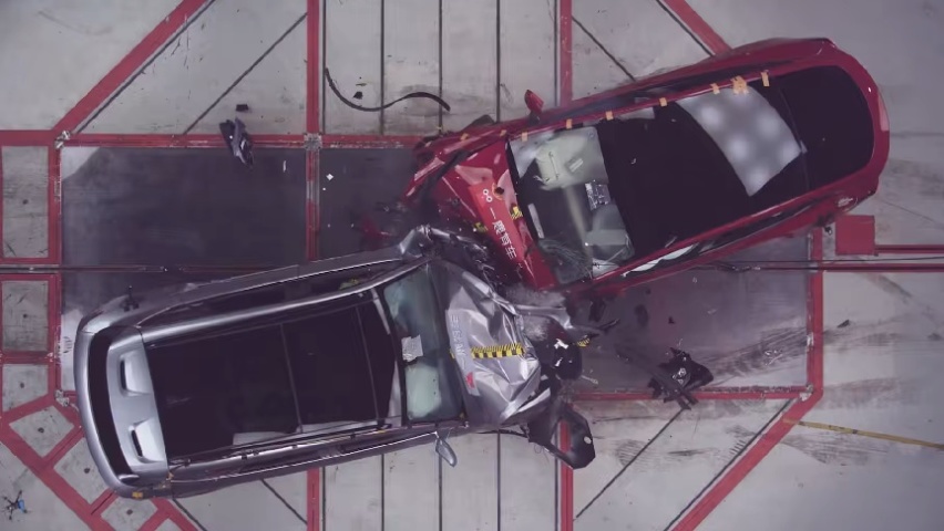 极狐阿尔法T能撞嬴Model Y？论安全，电动车该怎么选