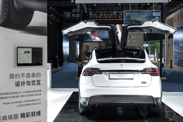 Model S/X Plaid国内首秀，特斯拉进博会上释放“纯电掌控力