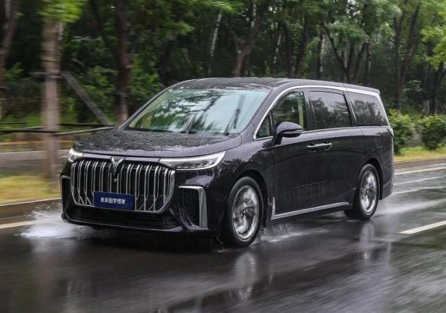 适合家用的MPV，这台车标配双叉臂/五连杆，百公里亏电油耗5.36L
