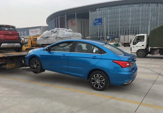 奇瑞艾瑞泽5e现身！蓝色车身很帅气 续航里程或超400Km