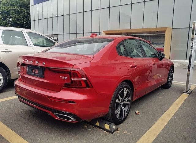 这车20万多，配2.0T+8AT+自适应底盘，还要啥奔驰宝马