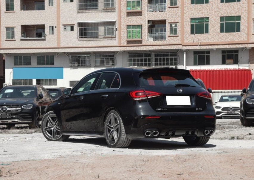 传统大厂的性能车，奔驰AMG A45，属于入门的AMG车型