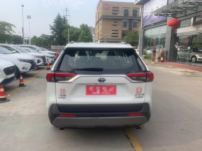 25.6万喜提丰田RAV4荣放，外观硬朗大气，百公里油耗仅5