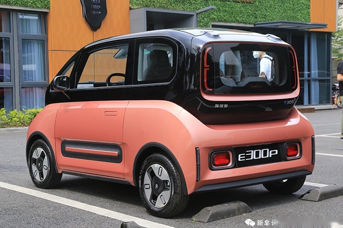 新宝骏E300实拍体验：科幻的外观，厉害的牌子，你买吗？