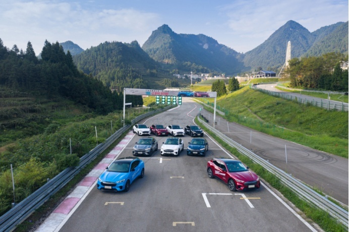 试驾福特Mustang Mach-E：和大排量自吸车开起来没区别！