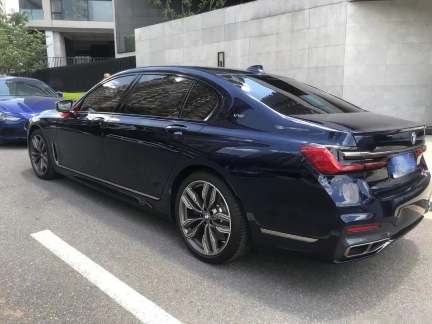 ​登上宝马V12最后航班，他可能是国内最年轻的M760车主！
