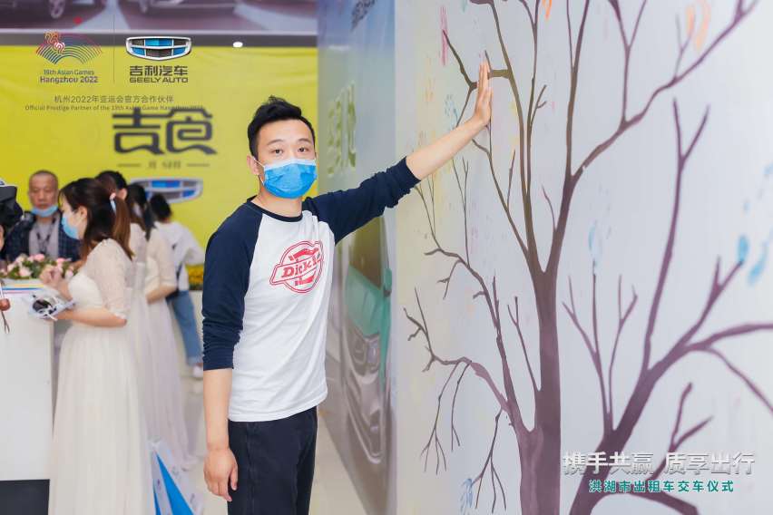 “携手共赢 质享出行”——全新远景CNG出租车交付洪湖市