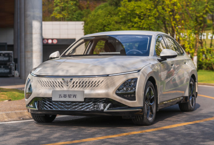 年轻人的第一台新能源车，尺寸大、油耗低，关键出厂不足10万