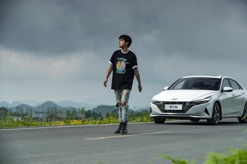 第七代伊兰特VS轩逸，谁更能胜任年轻人的第一辆车？