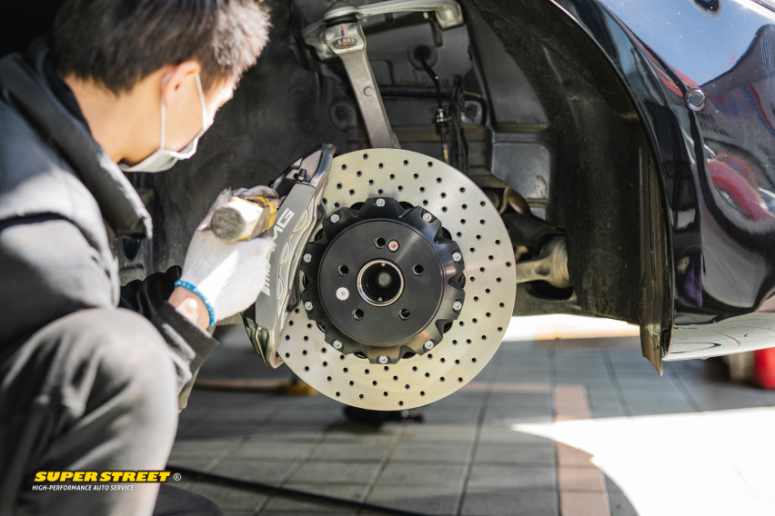 奔驰E级更换Brembo HP2000刹车片CZV打孔刹车盘