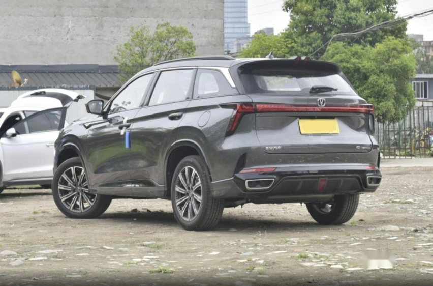 第三代哈弗H6对比长安CS75 PLUS，燃油SUV销量榜前二，如何抉