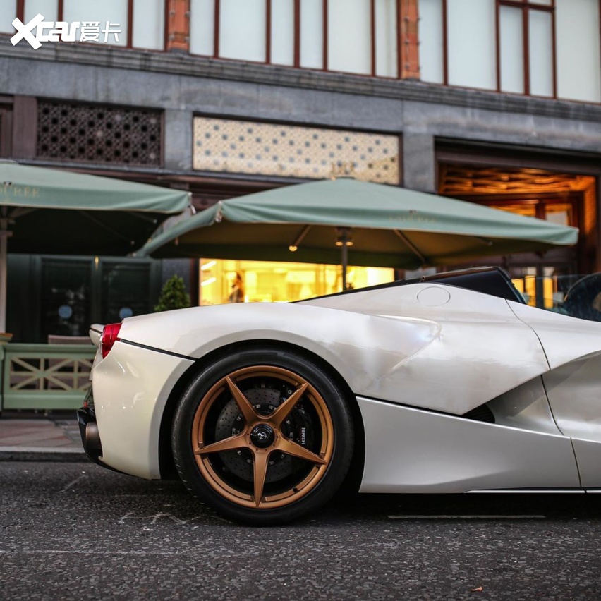 法拉利laferrari敞篷版实车街拍大气的运动感