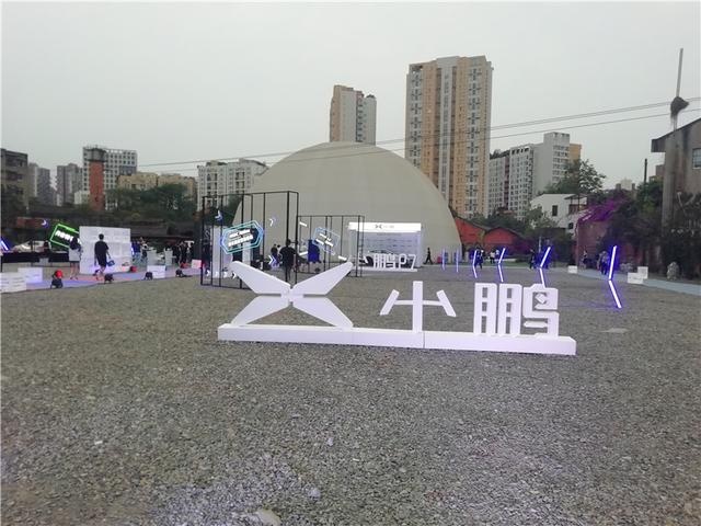 零距离体验小鹏P7：无框车门、玻璃车顶很酷，灯语效果令人震撼